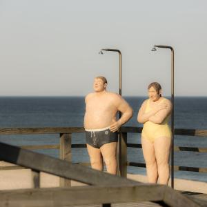 Ein Mann und eine Frau stehen auf einem Pier in der Unterkunft Wenning35 in Wenningstedt-Braderup