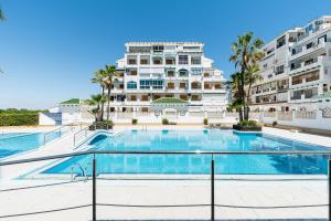 Bazén v ubytování Apartament pod Palmami /Bajo las Palmeras nebo v jeho okolí