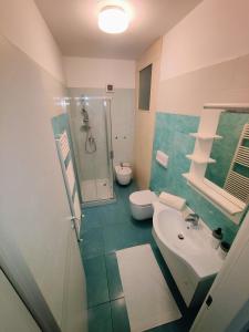 uma casa de banho com um lavatório, um chuveiro e um WC. em Le Sfumature del Mare em San Vito Chietino