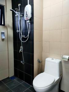 y baño con aseo y ducha. en Inadh Suites @ Icon Residence With Pool, en Kuala Terengganu