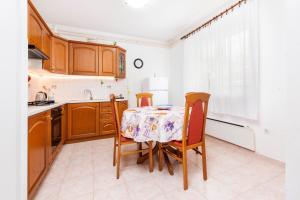 Kuchyň nebo kuchyňský kout v ubytování Apartments Maxi