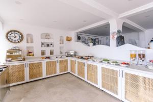 A kitchen or kitchenette at AÇELYA OTEL