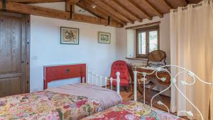 a bedroom with a bed and a desk and chairs at CASALE MOLLINA 6&2, Emma Villas in Anghiari +40 photos