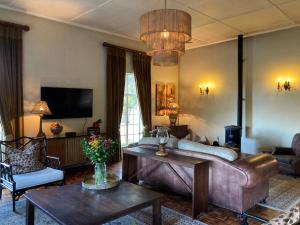 Naries Namakwa Retreat في Goop: غرفة معيشة مع أريكة وطاولة