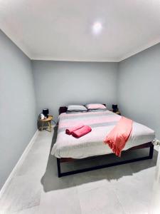 מיטה או מיטות בחדר ב-A home away from home