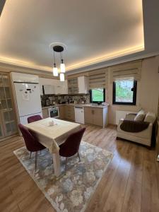 uma cozinha e sala de estar com mesa e cadeiras em alsaleh mersin villa em Trabzon