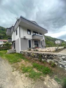 uma casa branca na berma de uma estrada em alsaleh mersin villa em Trabzon