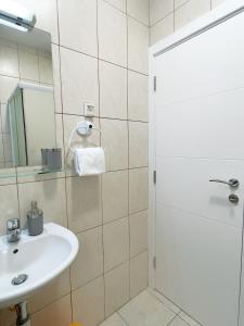 Koupelna v ubytování LAV Apartments