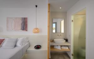 Ванная комната в Thoè Oia Suites