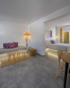 Кровать или кровати в номере Thoè Oia Suites