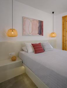 Кровать или кровати в номере Thoè Oia Suites