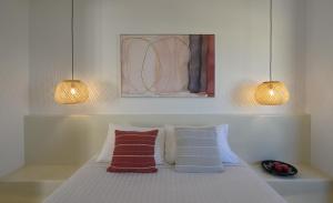 Кровать или кровати в номере Thoè Oia Suites