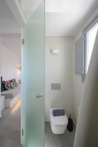 Кровать или кровати в номере Thoè Oia Suites