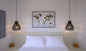 Кровать или кровати в номере Thoè Oia Suites