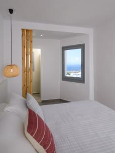 Кровать или кровати в номере Thoè Oia Suites