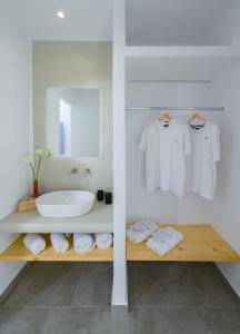 Ванная комната в Thoè Oia Suites