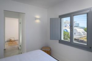 Кровать или кровати в номере Thoè Oia Suites