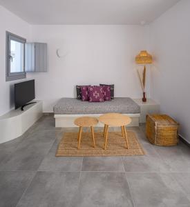 Кровать или кровати в номере Thoè Oia Suites