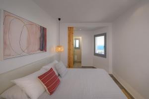 Кровать или кровати в номере Thoè Oia Suites