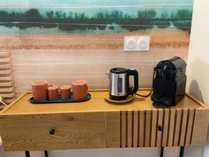 einen Tisch mit Kaffeemaschine und Tassen darauf in der Unterkunft Bubble rooms Chambres confortables en plein centre de Dieulefit in Dieulefit