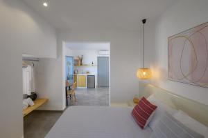 Кровать или кровати в номере Thoè Oia Suites
