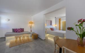 Кровать или кровати в номере Thoè Oia Suites