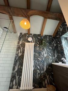 baño con un gran radiador en la pared en Saltonstall Airbnb, en Halifax