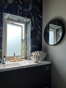 bagno con lavandino e specchio di Saltonstall Airbnb a Halifax