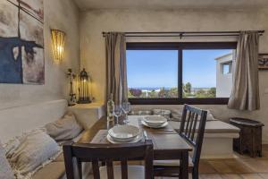 a dining room with a table and a large window at Tingafa - Apartamento rural con piscina in Las Breñas