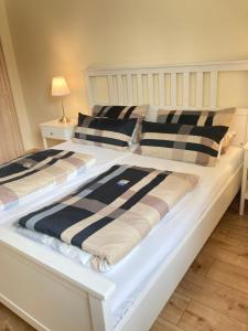 two beds sitting next to each other in a bedroom at Alte Heimat in Schwegenheim