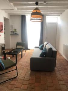 sala de estar con sofá y mesa en Le 20 Les Terrasses. Maison de bord de Loire, en Chalonnes-sur-Loire