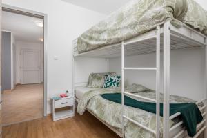 ein Schlafzimmer mit einem Etagenbett in einem Zimmer in der Unterkunft Apartment KATI&ANA in Rijeka