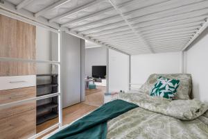 ein Wohnzimmer mit einem Bett und einem TV in der Unterkunft Apartment KATI&ANA in Rijeka