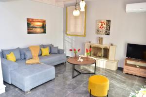 sala de estar con sofá y mesa en GM Villa Kefalonia, en Razáta