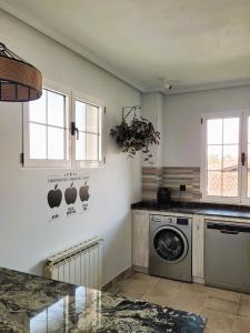 uma cozinha com uma máquina de lavar roupa e uma máquina de lavar roupa em Casa Cantábrico em Castro-Urdiales