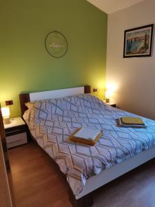 sypialnia z łóżkiem z dwoma koszami w obiekcie Appartement Sonia w Fažanie
