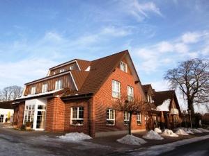 ein großes Backsteinhaus mit braunem Dach in der Unterkunft Althoff´s Landhotel in Ochtrup