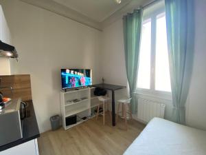 sypialnia z biurkiem i telewizorem w pokoju w obiekcie Chez Tony w mieście Périgueux