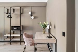 - une salle à manger avec une table et des chaises dans l'établissement numa I Hallen Apartments, à Oslo