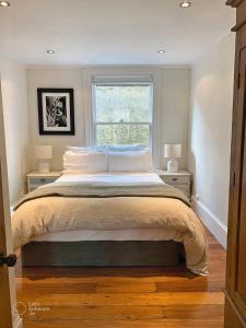 een slaapkamer met een groot bed en een raam bij Auckland City Villa in Auckland