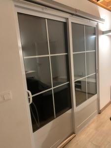 przesuwane szklane drzwi w pokoju w obiekcie Fazenda Apartments - Apartment 2 w mieście Lajes das Flores