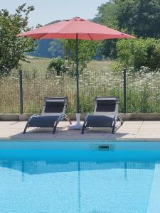 dos sillas y una sombrilla junto a una piscina en Chambre d'hôtes Tournesol, piscine en campagne gersoise, en Lias-dʼArmagnac