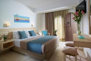 Postel nebo postele na pokoji v ubytování Coriva Beach Hotel & Bungalows
