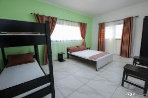 - une chambre avec 2 lits superposés dans l'établissement Kalina Résidence, à Mahajanga