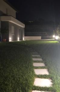 einen Sprungsteinweg im Gras in der Nacht in der Unterkunft Villa Oliveto 24 in Bardolino