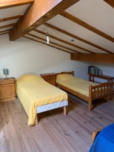 2 camas en una habitación con suelo de madera en Les Terrasses de l'Ardèche, en Salavas