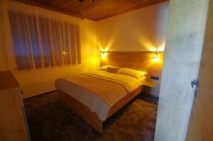 Un dormitorio con una cama con dos luces. en Apartmán A1 Hrabušice, en Hrabušice