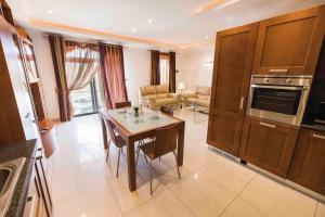 A kitchen or kitchenette at Amethyst