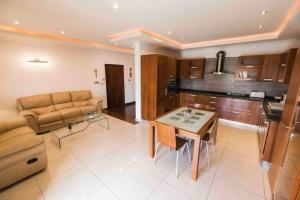 A kitchen or kitchenette at Amethyst