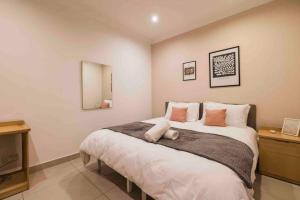 A bed or beds in a room at Amethyst